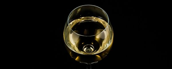 Una copa de vino blanco (imagen referencial) - Sputnik Mundo