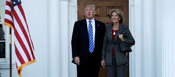 Donald Trump y Betsy DeVos - Sputnik Mundo