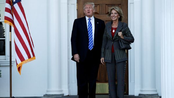 Donald Trump y Betsy DeVos - Sputnik Mundo