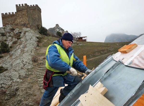 La reconstrucción de la fortaleza Genovesa en Crimea - Sputnik Mundo
