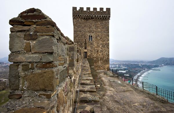 La reconstrucción de la fortaleza Genovesa en Crimea - Sputnik Mundo