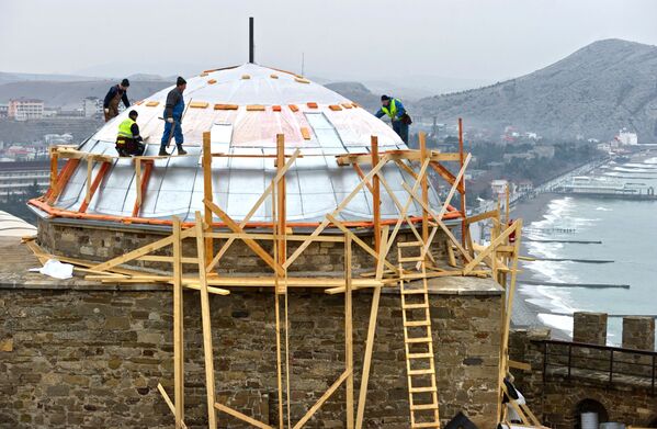 La reconstrucción de la fortaleza Genovesa en Crimea - Sputnik Mundo