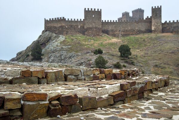 La reconstrucción de la fortaleza Genovesa en Crimea - Sputnik Mundo