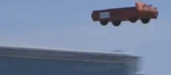 Vídeo: el nuevo portaviones de EEUU catapulta... ¿camiones al océano? - Sputnik Mundo