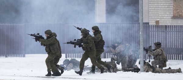 Soldiers take part in the NATO military exercise - Sputnik Mundo