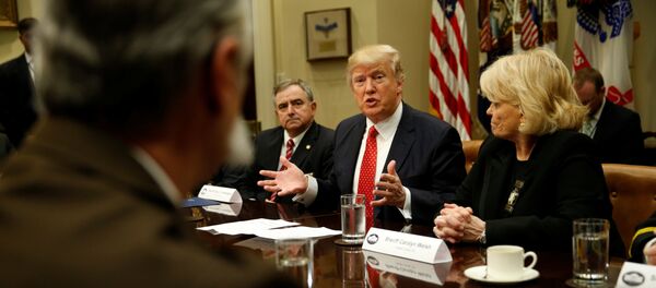 Donald Trump, presidente de EEUU, en una reunión con un grupo de jefes policiales de varios condados Donald Trump, presidente de EEUU, en una reunión con un grupo de jefes policiales de varios condados - Sputnik Mundo