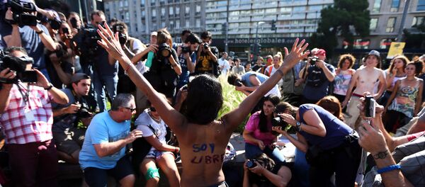 A woman poses topless with the words I am free written on her back during a protest in response to a recent incident on an Argentine resort beach between police and topless sunbathers, in downtown Buenos Aires - Sputnik Mundo