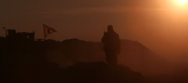 Combatiente de las Fuerzas Democráticas sirias en la ciudad siria de Al Raqa - Sputnik Mundo