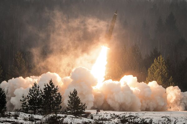 Lanzamiento de un misil ruso Tochka-U Lanzamiento de un misil ruso Tochka-U - Sputnik Mundo
