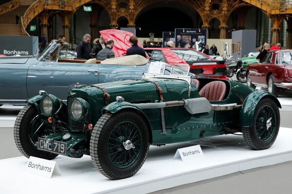 La elegancia siempre está de moda: autos clásicos en subasta en París - Sputnik Mundo