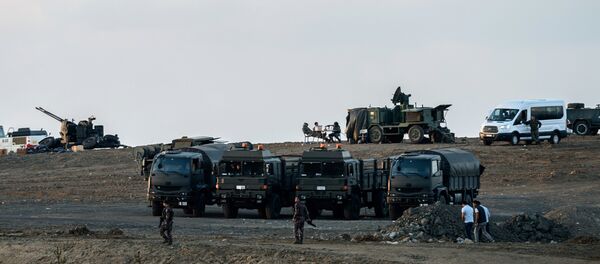 Soldados turcos están al lado de cañones antiaéreos - Sputnik Mundo