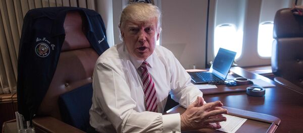 US President Donald Trump poses in his office aboard Air Force One at Andrews Air Force Base in Maryland after he returned from Philadelphia on January 26, 2017 - Sputnik Mundo