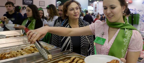 Дегустация продукции на стенде холдинга Агросила на 24-й международной выставке ПродЭкспо - 2017 в ЦВК Экспоцентр в Москве. - Sputnik Mundo