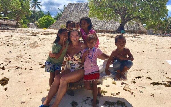 La esposa del empresario ruso Antón Bákov, Marina, en Kiribati - Sputnik Mundo