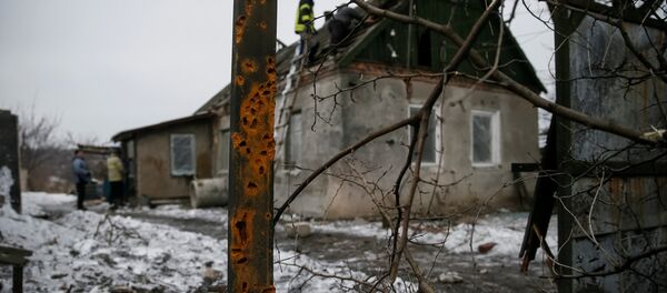 Edificio destruido por bombardeos en Donbás (archivo) - Sputnik Mundo