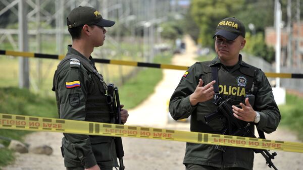 Policemen stand guard at a cordoned-off police station and a power substation where a police officer was killed and his body booby-trapped, in northern Bogota, on December 29, 2016. Colombia accused the ELN rebels Thursday of killing a Bogota policeman, then hiding explosives by his body and detonating them when colleagues rushed to his side, wounding five. - Sputnik Mundo