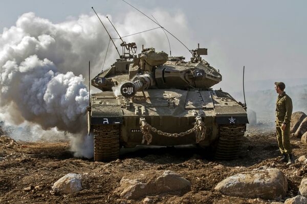 Un soldado israelí de la Brigada de Infantería Nahal atraviesa el humo - Sputnik Mundo