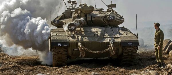 Un soldado israelí de la Brigada de Infantería Nahal atraviesa el humo - Sputnik Mundo