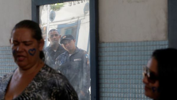 Familiares de policías bloquean cinco cuarteles en Río de Janeiro Familiares de policías bloquean cinco cuarteles en Río de Janeiro - Sputnik Mundo