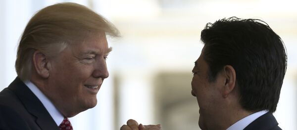 Japanese Prime Minister Shinzo Abe is greeted by U.S. President Donald Trump (L) prior to holdiing talks at the White House in Washington, U.S., February 10, 2017 - Sputnik Mundo