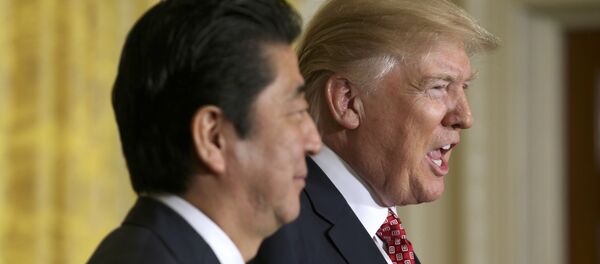 Primer ministro de Japón, Shinzo Abe, y presidente de EEUU, Donald Trump - Sputnik Mundo
