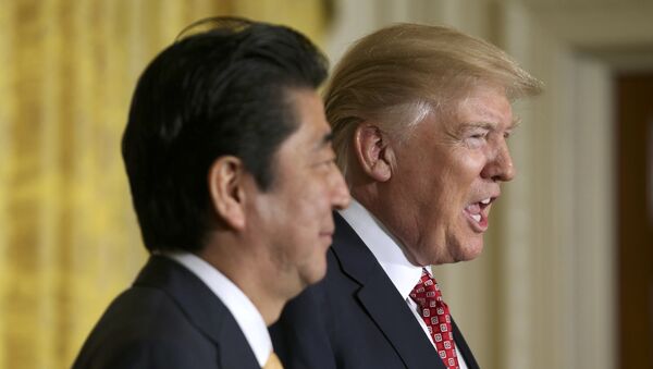 Primer ministro de Japón, Shinzo Abe, y presidente de EEUU, Donald Trump Primer ministro de Japón, Shinzo Abe, y presidente de EEUU, Donald Trump - Sputnik Mundo