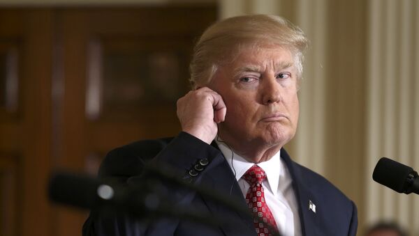 U.S. President Donald Trump listens as he holds a joint press conference with Japanese Prime Minister Shinzo Abe (not pictured) at the White House in Washington - Sputnik Mundo