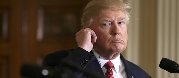 U.S. President Donald Trump listens as he holds a joint press conference with Japanese Prime Minister Shinzo Abe (not pictured) at the White House in Washington - Sputnik Mundo