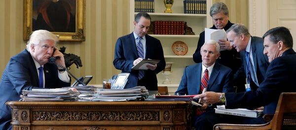 Donald Trump, presidente de EEUU, durante una converasación telefónica con Vladímir Putin - Sputnik Mundo