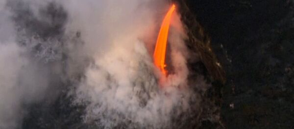 Impactantes imágenes: el volcán Kilauea lanza ríos de lava en el Pacífico - Sputnik Mundo