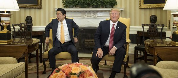 Shinzo Abe y Donald Trump en la Casa Blanca - Sputnik Mundo