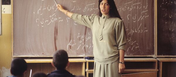 Niños afganos estudian su lengua natal - Sputnik Mundo