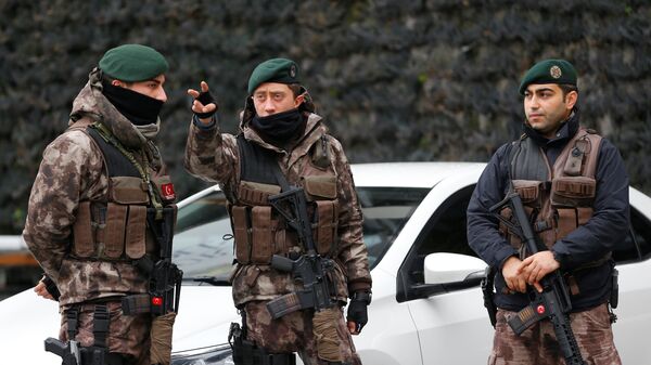 Members of the Turkish police special forces stand guard at the police headquarters in Istanbul, Turkey, January 17, 2017. - Sputnik Mundo