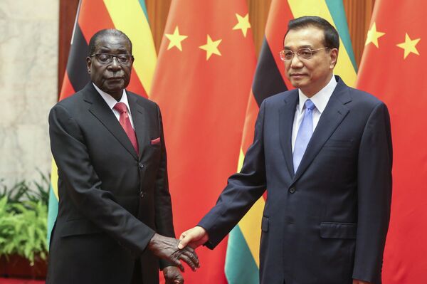 Robert Mugabe y Li Keqiang Robert Mugabe y Li Keqiang - Sputnik Mundo