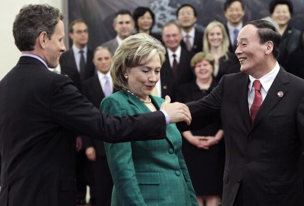 Timothy Geithner, Hillary Clinton y Wang Qishan Timothy Geithner, Hillary Clinton y Wang Qishan - Sputnik Mundo