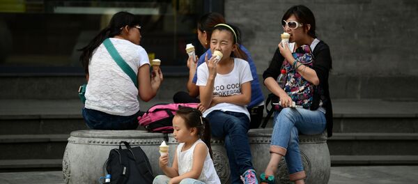 La gente comiendo helado en China - Sputnik Mundo