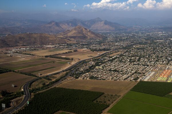 La ciudad de Santiago de Chile, vista desde un avión - Sputnik Mundo