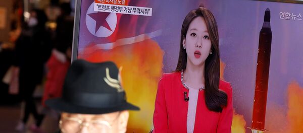 La transmisión de lanzamiento de misil balístico norcoreano (archivo) - Sputnik Mundo