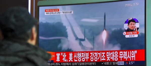 Corea del Norte lanza un misil balístico (archivo) - Sputnik Mundo
