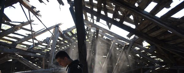 Разрушенная осколками крыша средней школы в результате ночного обстрела Макеевки артиллерией ВСУ - Sputnik Mundo
