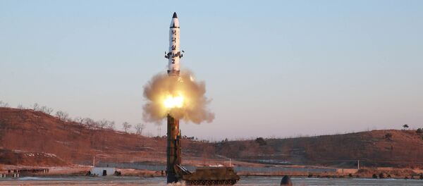 El lanzamiento del misil balístico norcoreano Pukguksong-2 - Sputnik Mundo