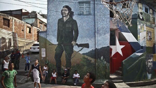 Los niños del Colectivo La Piedrita de Caracas, la capital venezolana, juegan al baloncesto en la calle - Sputnik Mundo