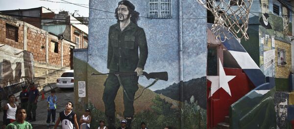 Los niños del Colectivo La Piedrita de Caracas, la capital venezolana, juegan al baloncesto en la calle - Sputnik Mundo
