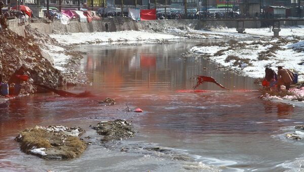 Los integrantes de la ONG Afganistán-1400 vierten tinta roja en el río Kabul Los integrantes de la ONG Afganistán-1400 vierten tinta roja en el río Kabul - Sputnik Mundo