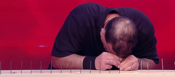 Un estadounidense clava 38 clavos a cabezazos en 2 minutos - Sputnik Mundo