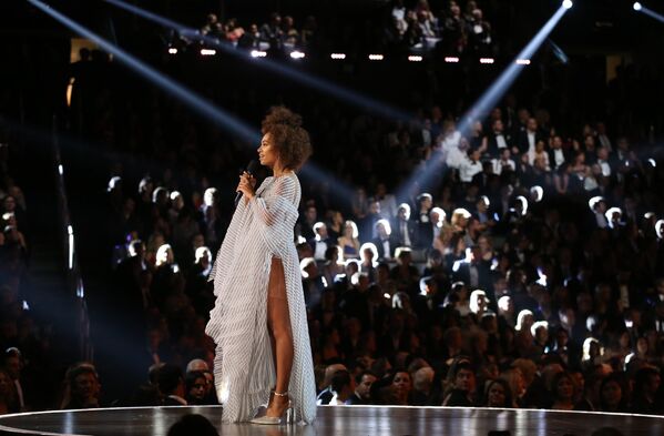 Sensuales, provocadores y excéntricos: los trajes de los Grammy 2017 - Sputnik Mundo