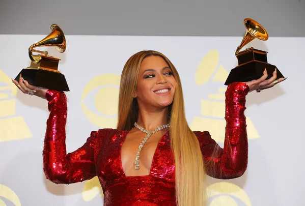 Sensuales, provocadores y excéntricos: los trajes de los Grammy 2017 Sensuales, provocadores y excéntricos: los trajes de los Grammy 2017 - Sputnik Mundo