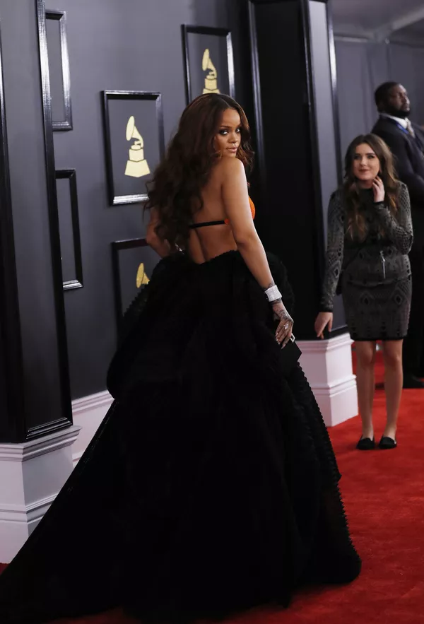 Sensuales, provocadores y excéntricos: los trajes de los Grammy 2017 Sensuales, provocadores y excéntricos: los trajes de los Grammy 2017 - Sputnik Mundo