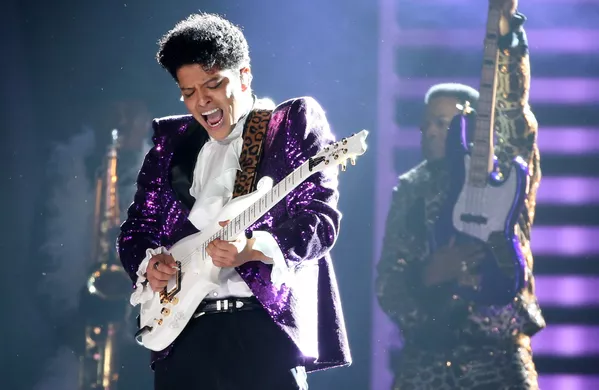 Sensuales, provocadores y excéntricos: los trajes de los Grammy 2017 Sensuales, provocadores y excéntricos: los trajes de los Grammy 2017 - Sputnik Mundo