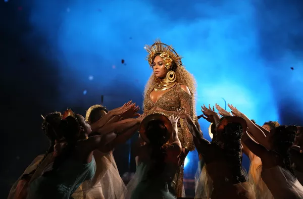 Sensuales, provocadores y excéntricos: los trajes de los Grammy 2017 Sensuales, provocadores y excéntricos: los trajes de los Grammy 2017 - Sputnik Mundo